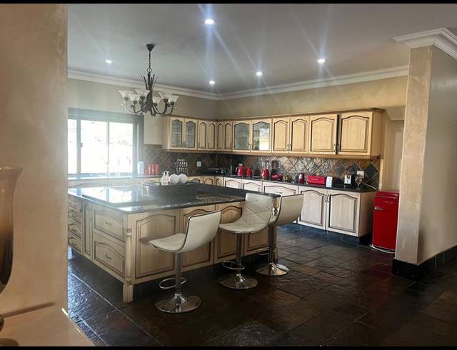 6 BEDROOM HOUSE FOR SALE IN MOOIKLOOF